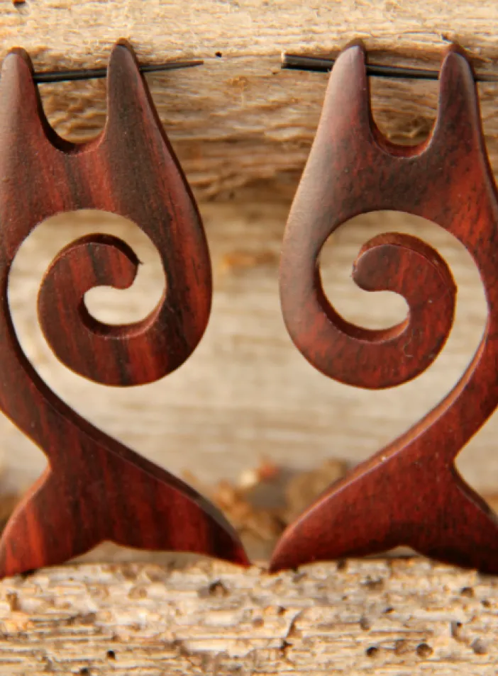 Dřevěné náušnice "Whale tail" | PachaMama.cz