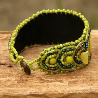 Korálkový náramek, vyšívaný, zelený | PachaMama.cz