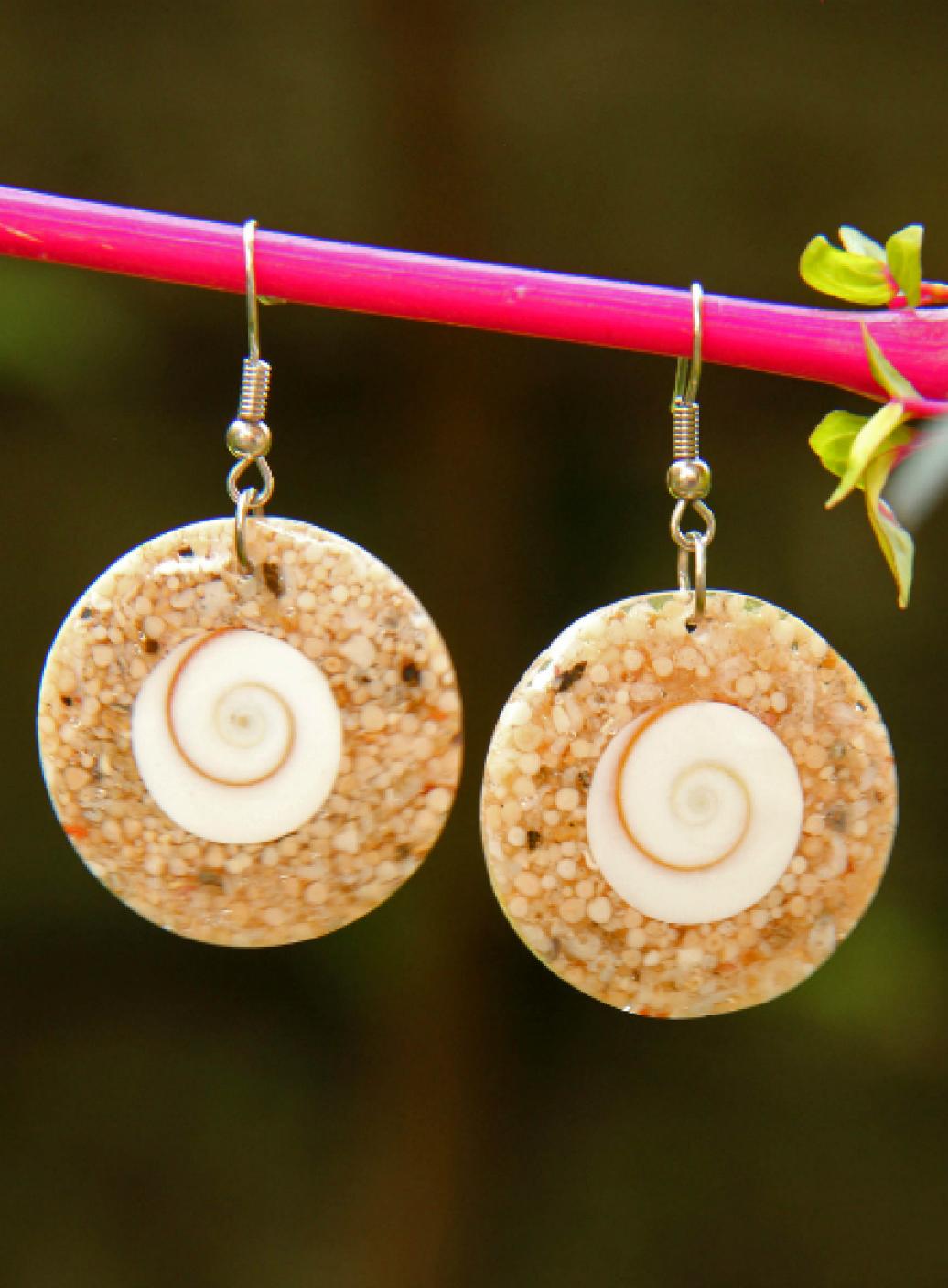 Náušnice z bílé mušle shiva eye a písku | PachaMama.cz