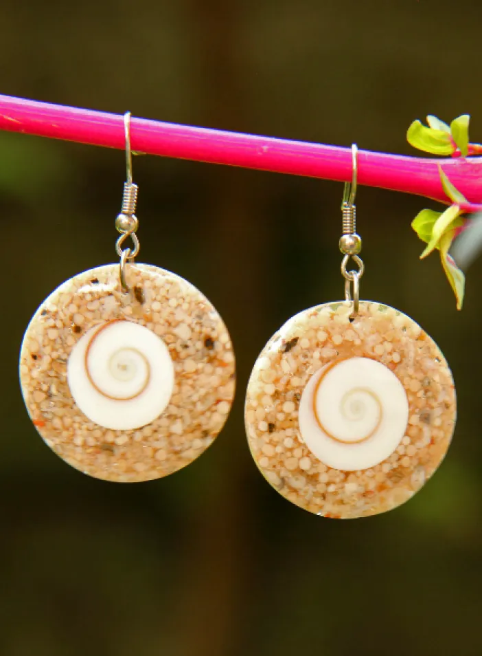 Náušnice z bílé mušle shiva eye a písku | PachaMama.cz